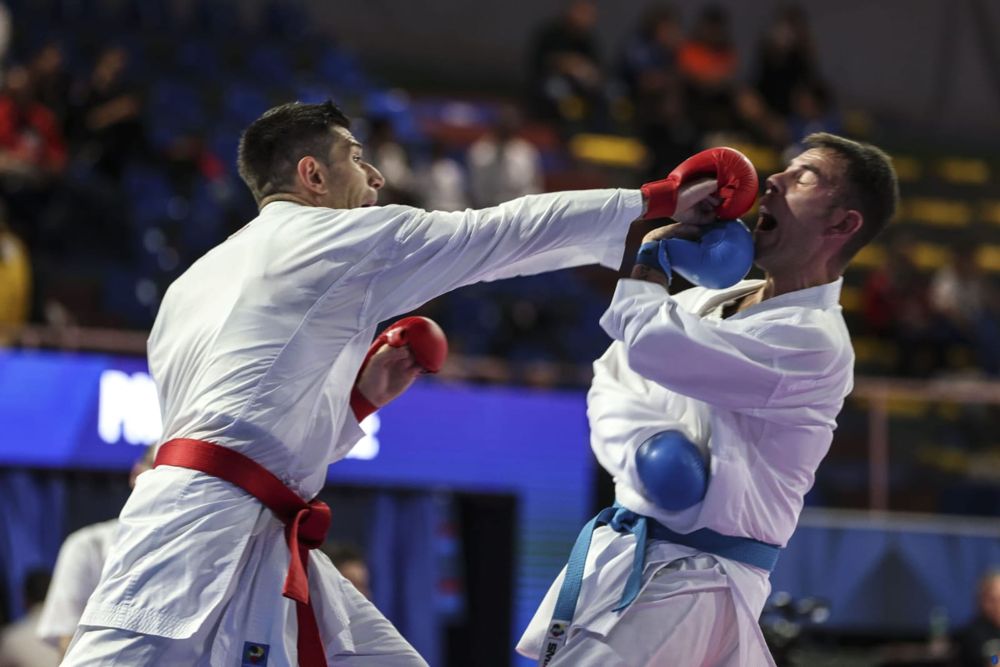 Tecnica di pugno durante un incontro di kumite