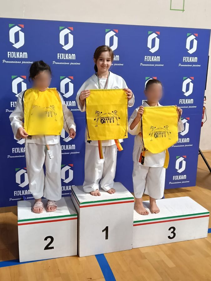 Giovani atlete sul podio a una gara FIJLKAM